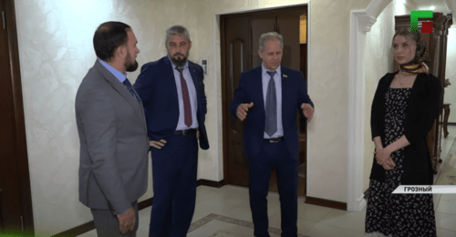 Халимат Тарамова и чеченские правозащитники. Стоп-кадр спецрепортажа ЧГТРК "Грозный", https://youtu.be/CxuqoPCnoVw Халимат Тарамова и чеченские правозащитники. Стоп-кадр спецрепортажа ЧГТРК "Грозный", https://youtu.be/CxuqoPCnoVw