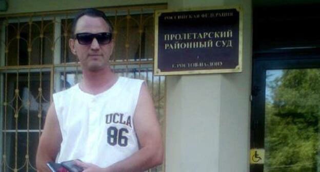 Сергей Хорошилов рядом со зданием Пролетарского районного суда Ростова-на-Дону. Фото Валерия Люгаева для "Кавказского узла" Сергей Хорошилов рядом со зданием Пролетарского районного суда Ростова-на-Дону. Фото Валерия Люгаева для "Кавказского узла"