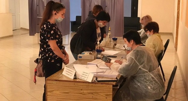 Жители Донбасса голосуют на выборах в Красном Сулине. Фото В. Прудникова для "Кавказского узла" Жители Донбасса голосуют на выборах в Красном Сулине. Фото В. Прудникова для "Кавказского узла"