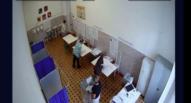Избирательный участок в Майкопе. Стоп-кадр видеоролика на странице https://vk.com/mkp01?w=wall-1113595_483940&fbclid=IwAR0ZLBxPKQfHlhRdupk1J7jmnG0Oe3gadROvZySBF_stEBS5PVEwg7Susp0ф Избирательный участок в Майкопе. Стоп-кадр видеоролика на странице https://vk.com/mkp01?w=wall-1113595_483940&fbclid=IwAR0ZLBxPKQfHlhRdupk1J7jmnG0Oe3gadROvZySBF_stEBS5PVEwg7Susp0ф