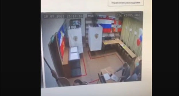 Кадр видео "Камеру на избирательном участке Пятигорска №1085 закрыли шваброй" https://www.youtube.com/watch?v=WSBORB1C95E Кадр видео "Камеру на избирательном участке Пятигорска №1085 закрыли шваброй" https://www.youtube.com/watch?v=WSBORB1C95E