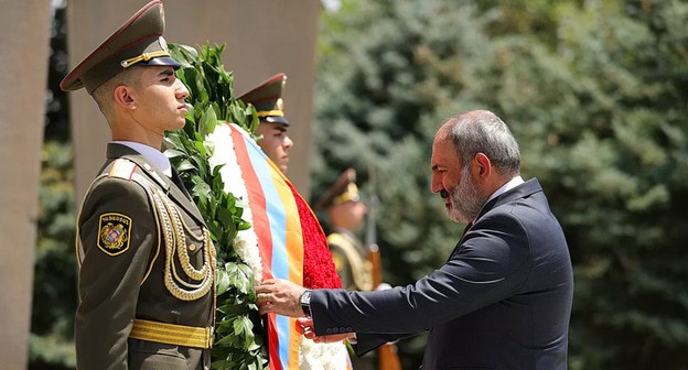 Премьер-министр Никол Пашинян посетил военный пантеон "Ераблур" в связи с отмечаемым 21 сентября Днем Независимости страны. Фото пресс-службы премьер-министра Премьер-министр Никол Пашинян посетил военный пантеон "Ераблур" в связи с отмечаемым 21 сентября Днем Независимости страны. Фото пресс-службы премьер-министра