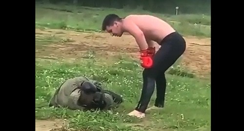 Боец ММА из Дагестана Асхаб Магомедов бьет солдата-срочника. Кадр видео https://lenta.ru/news/2021/09/22/dagestan/ Боец ММА из Дагестана Асхаб Магомедов бьет солдата-срочника. Кадр видео https://lenta.ru/news/2021/09/22/dagestan/