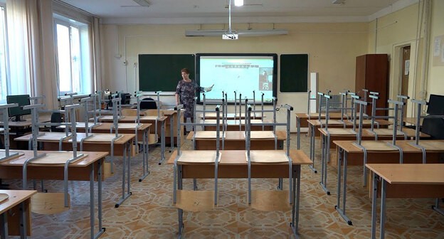 Учитель в классе на дистанционном уроке. Кадр видео 
Репортёр73 https://www.youtube.com/watch?v=nI7dGwB-FOo