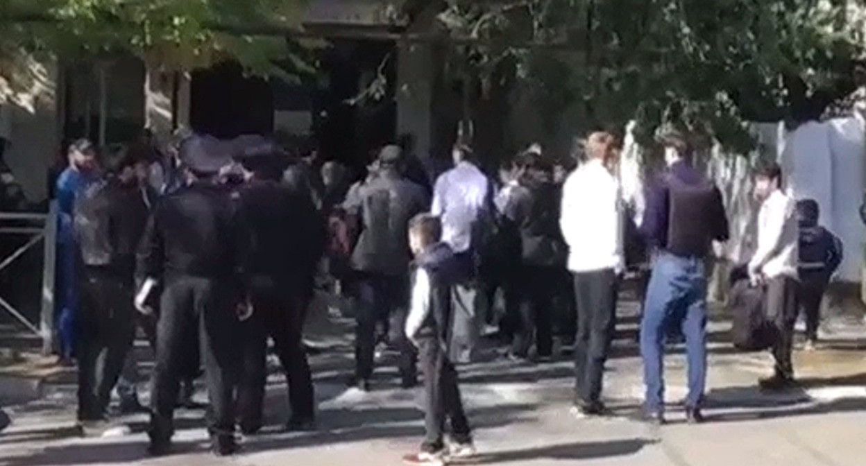 Сотрудники полиции у школы, в которой произошла трагедия. Кадр видео РИДУС https://www.ridus.ru/news/364059 Сотрудники полиции у школы, в которой произошла трагедия. Кадр видео РИДУС https://www.ridus.ru/news/364059