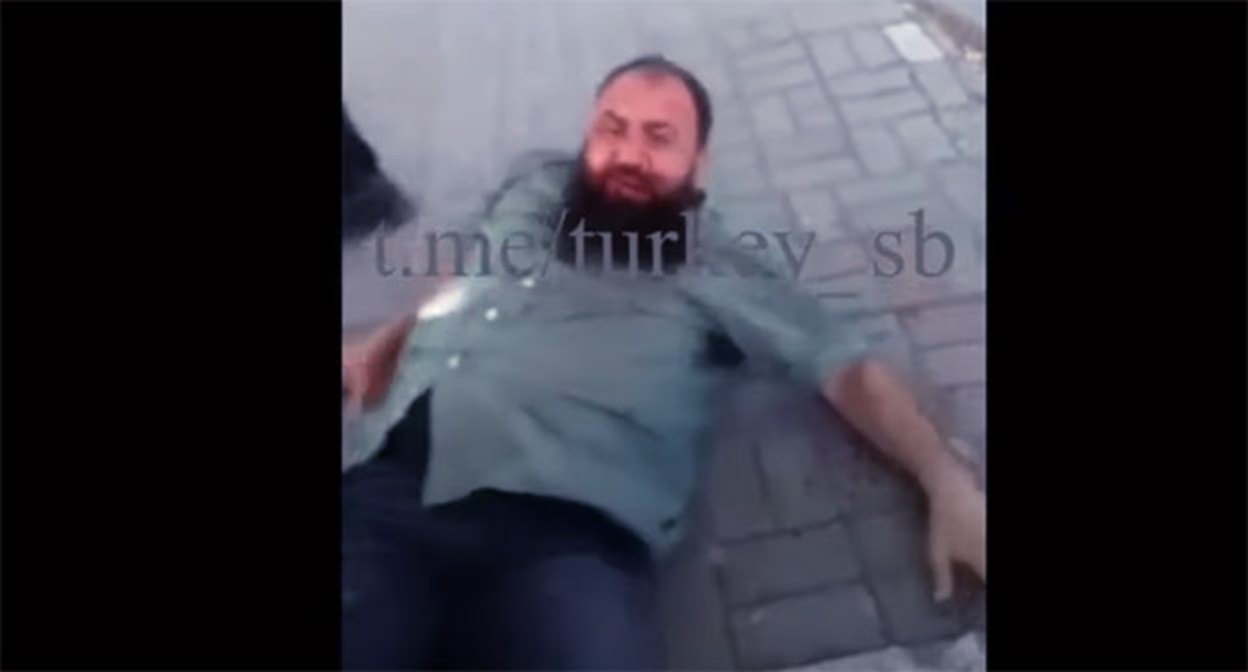 Кадр видео избиения бывшего чеченского силовика в Стамбуле. Скриншот видео https://www.youtube.com/watch?v=ysgO42WWwMw Кадр видео избиения бывшего чеченского силовика в Стамбуле. Скриншот видео https://www.youtube.com/watch?v=ysgO42WWwMw