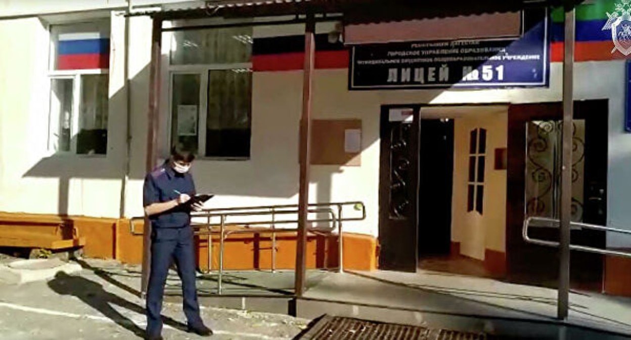 Сотрудник полиции возле школы №51 в Махачкале. Фото: следственный комитет России Сотрудник полиции возле школы №51 в Махачкале. Фото: следственный комитет России