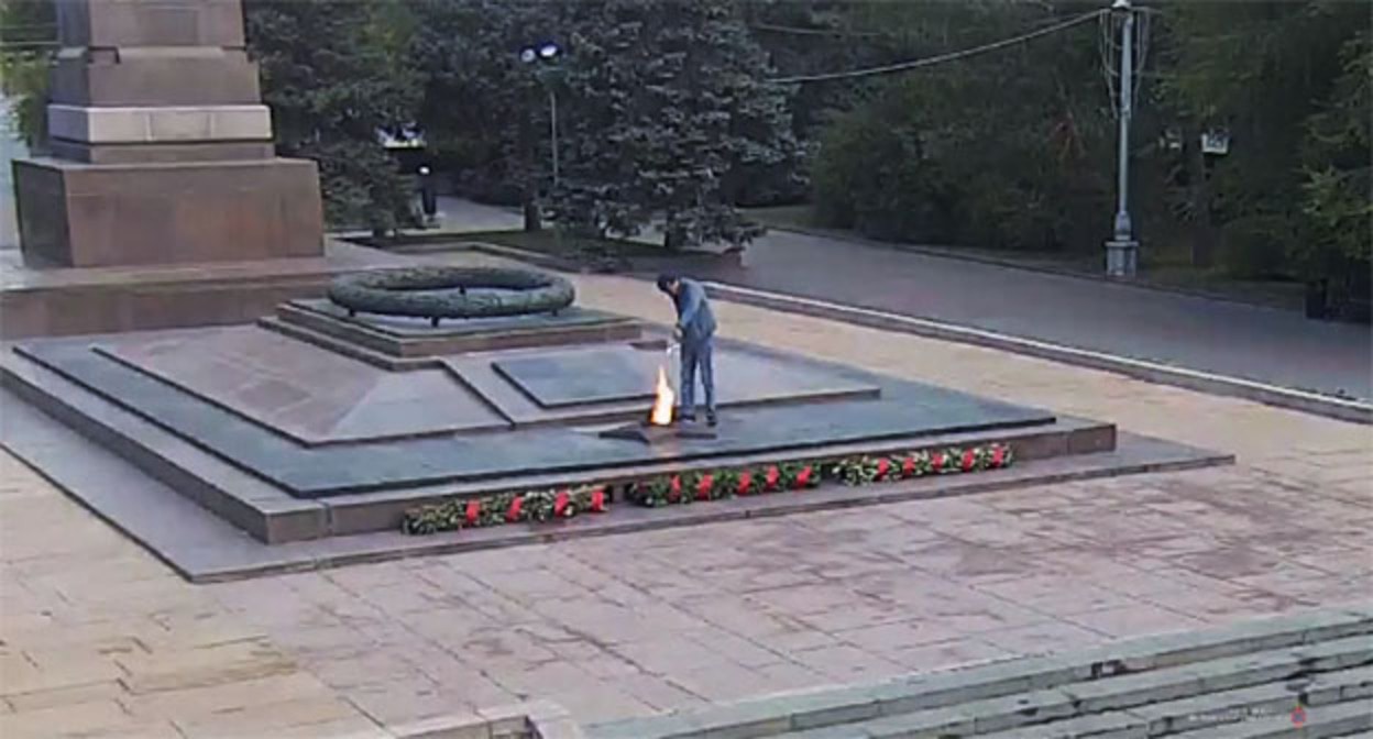 Осквернение Вечного огня. Скриншот видео https://34.xn--b1aew.xn--p1ai/%D0%BD%D0%BE%D0%B2%D0%BE%D1%81%D1%82%D0%B8/item/26384049/ Осквернение Вечного огня. Скриншот видео https://34.xn--b1aew.xn--p1ai/%D0%BD%D0%BE%D0%B2%D0%BE%D1%81%D1%82%D0%B8/item/26384049/