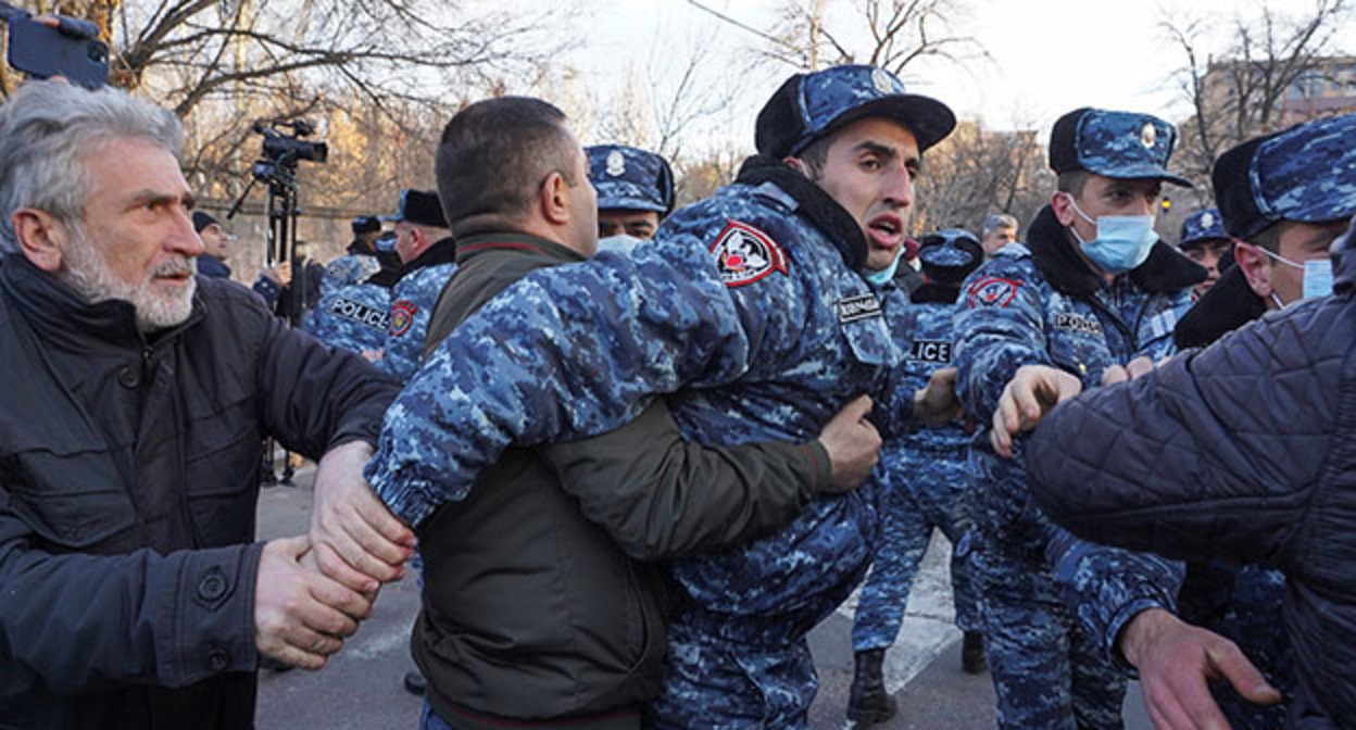 Сотрудники полиции преграждают путь во время митинга оппозиции. Ереван, март 2021 года. Фото: REUTERS/Artem Mikryukov Сотрудники полиции преграждают путь во время митинга оппозиции. Ереван, март 2021 года. Фото: REUTERS/Artem Mikryukov