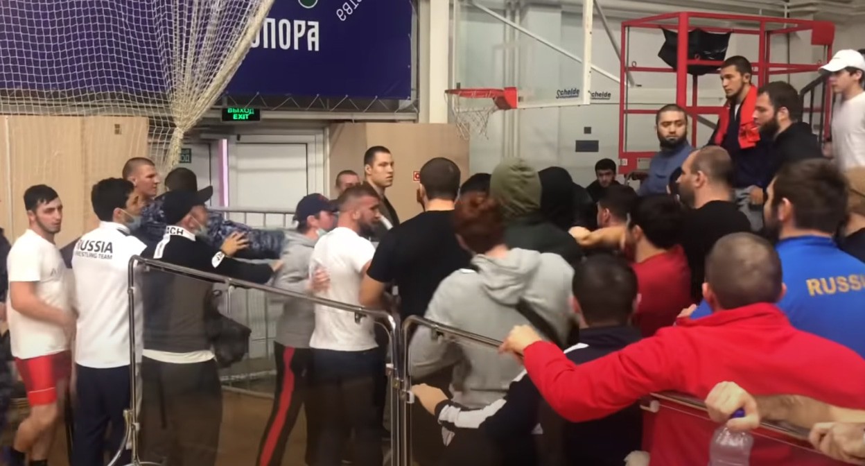 Драка на турнире в Каспийске. Кадр видео Тимур Бадмаев https://www.youtube.com/watch?v=wHNxaz79U2o&t=69s
