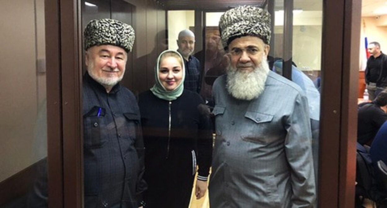 Малсаг Ужахов, Зарифа Саутиева и Ахмед Барахоев (слева направо)
перед судебным заседанием. Март 2021 года. Фото Багаудина Мякиева Малсаг Ужахов, Зарифа Саутиева и Ахмед Барахоев (слева направо)
перед судебным заседанием. Март 2021 года. Фото Багаудина Мякиева