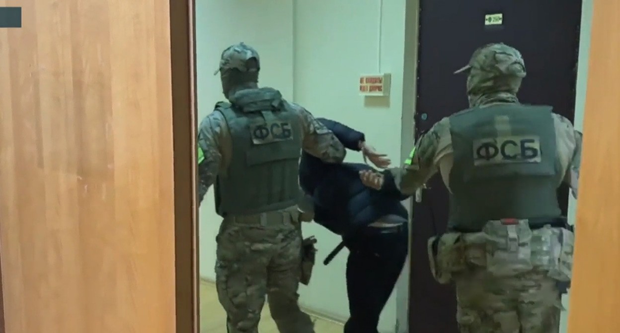 Задержание подозреваемого в подготовке теракта. Фото https://tvzvezda.ru/news/20211022951-EVUZ2.html Задержание подозреваемого в подготовке теракта. Фото https://tvzvezda.ru/news/20211022951-EVUZ2.html