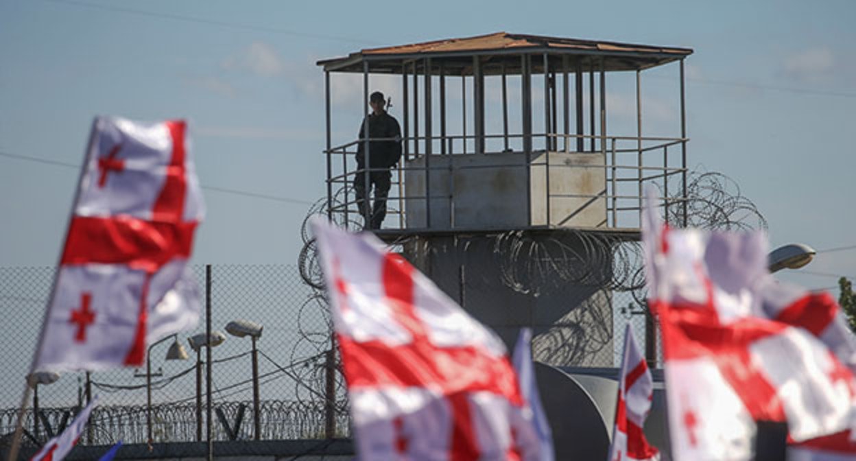 Флаги сторонников Михаила Саакашвили на фоне тюрьмы в Рустави. Фото: REUTERS/Ираклий Геденидзе Флаги сторонников Михаила Саакашвили на фоне тюрьмы в Рустави. Фото: REUTERS/Ираклий Геденидзе