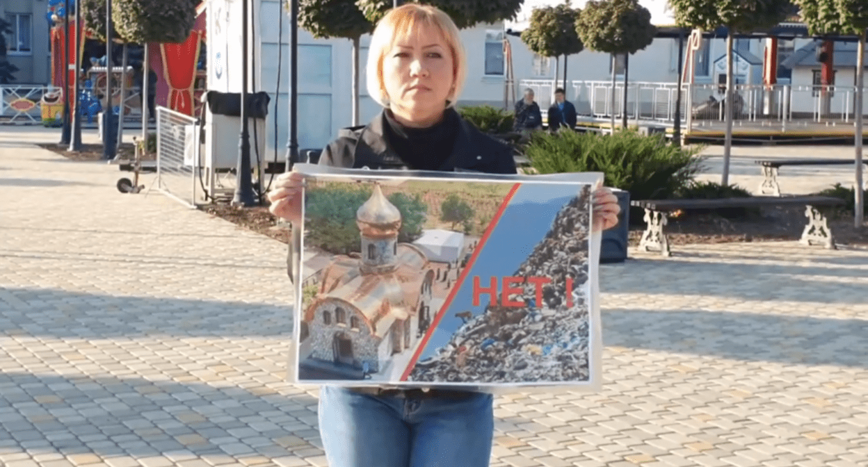 Одиночный пикет против строительства мусоросортировочного комплекса в Тимашевском районе. 11 октября 2021 года. Скриншот с видео https://www.youtube.com/watch?v=zD2cr5jzwn8 Одиночный пикет против строительства мусоросортировочного комплекса в Тимашевском районе. 11 октября 2021 года. Скриншот с видео https://www.youtube.com/watch?v=zD2cr5jzwn8