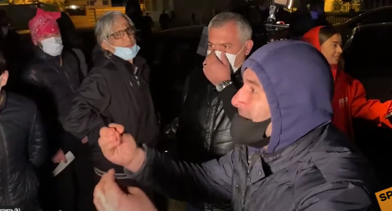 Перед зданием тюрьмы в Рустави собрались противники Саакашвили, которые потребовали строгого наказания для третьего президента Грузии и извинений от него. Кадр видео
Sputnik Georgia - все о Грузии https://www.youtube.com/watch?v=3F1tIL0TPBk Перед зданием тюрьмы в Рустави собрались противники Саакашвили, которые потребовали строгого наказания для третьего президента Грузии и извинений от него. Кадр видео
Sputnik Georgia - все о Грузии https://www.youtube.com/watch?v=3F1tIL0TPBk