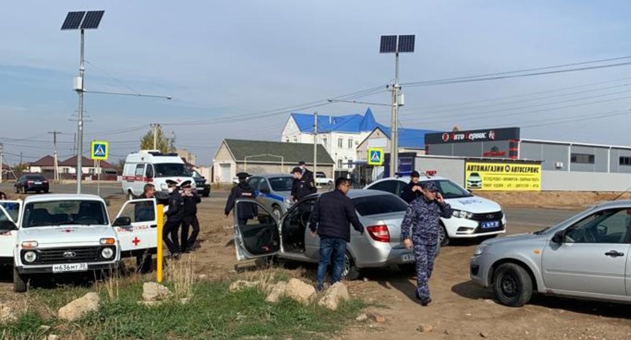 Сотрудники полиции на месте массовой драки в селе Началово. Фото: пресс-служба УМВД по Астраханской области https://30.мвд.рф/news/item/26598707 Сотрудники полиции на месте массовой драки в селе Началово. Фото: пресс-служба УМВД по Астраханской области https://30.мвд.рф/news/item/26598707