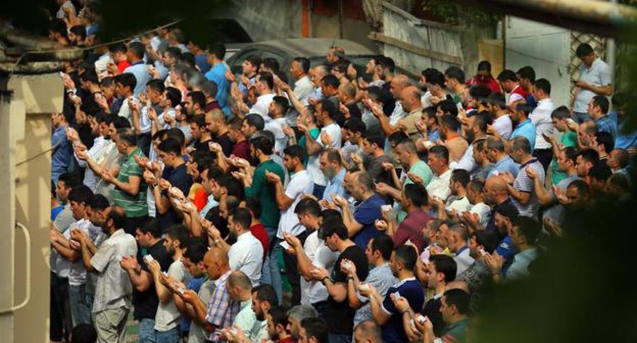 Верующие во время молитвы во дворе мечети "Мешади Дадаш", 2019 год, Баку. Фото Азиза Каримова для "Кавказского узла"