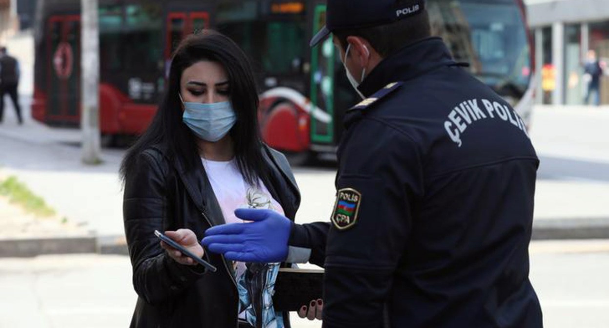 Сотрудник правоохранительных органов Азербайджана на улице Баку. Фото: REUTERS, Азиз Каримов Сотрудник правоохранительных органов Азербайджана на улице Баку. Фото: REUTERS, Азиз Каримов