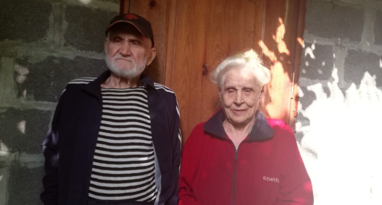 84-летние супруги Фурсовы в своем домовладении по пер.Черкесскому 13. Фото Светланы Кравченко для "Кавказского узла" 84-летние супруги Фурсовы в своем домовладении по пер.Черкесскому 13. Фото Светланы Кравченко для "Кавказского узла"