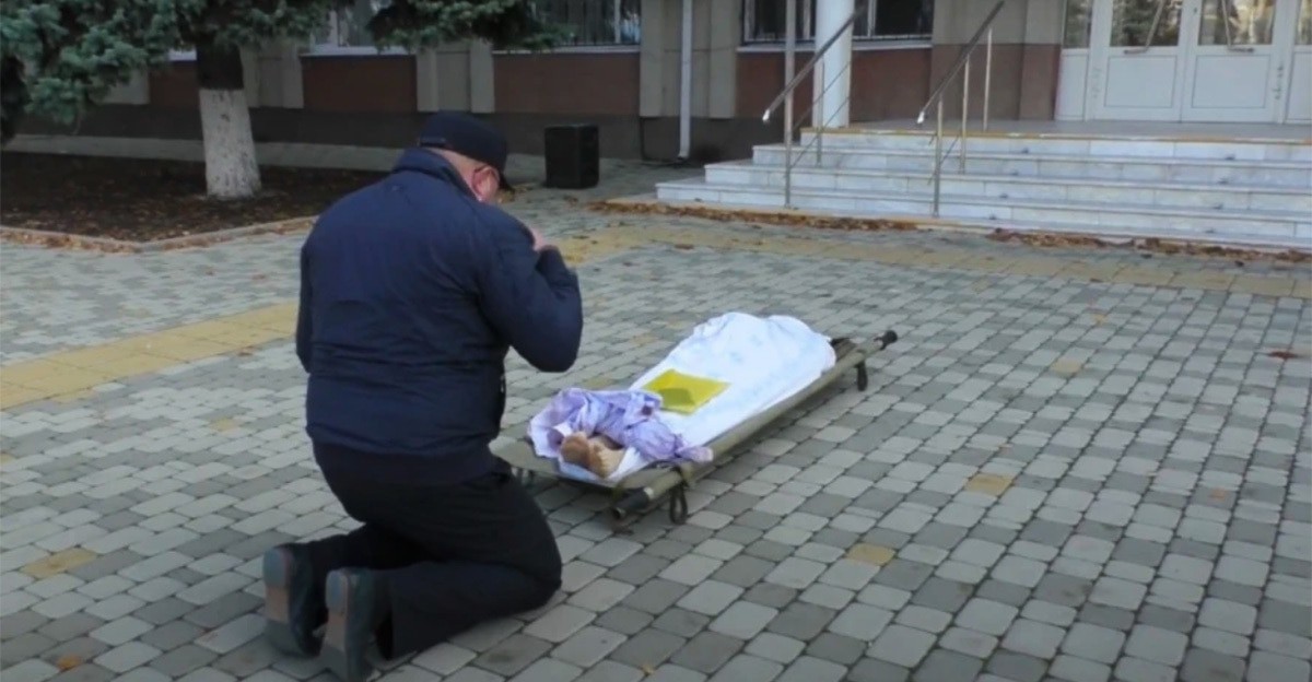 Акция ритуального агента у здания администрации в Тимашевске. Фото: «Тимашевский блогер» / YouTube.com Акция ритуального агента у здания администрации в Тимашевске. Фото: «Тимашевский блогер» / YouTube.com