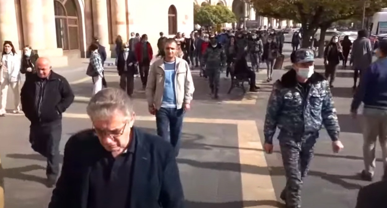 Участники акции протеста в Ереване 08.11.2021. Кадр видео NEWS AM https://www.youtube.com/watch?v=KxhkVXaewYY Участники акции протеста в Ереване 08.11.2021. Кадр видео NEWS AM https://www.youtube.com/watch?v=KxhkVXaewYY