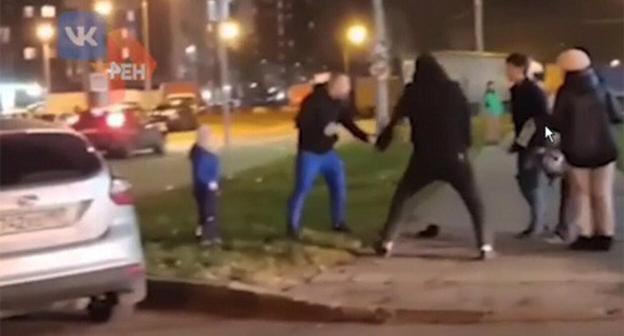 Нападение на мужчину с ребенком в Новой Москве. Скриншот видео https://ren.tv/news/kriminal/899666-sk-izbivshie-ottsa-v-novoi-moskve-sozdali-ugrozu-zhizni-ego-rebenku Нападение на мужчину с ребенком в Новой Москве. Скриншот видео https://ren.tv/news/kriminal/899666-sk-izbivshie-ottsa-v-novoi-moskve-sozdali-ugrozu-zhizni-ego-rebenku