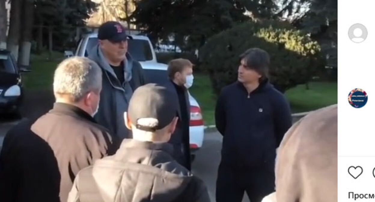 Участники схода в Нальчике требуют у представителя завода объяснений в связи с резонансной аудиозаписью. Скриншот публикации в Instagram-паблике "Голос КБР" https://www.instagram.com/goloskbr/ Участники схода в Нальчике требуют у представителя завода объяснений в связи с резонансной аудиозаписью. Скриншот публикации в Instagram-паблике "Голос КБР" https://www.instagram.com/goloskbr/