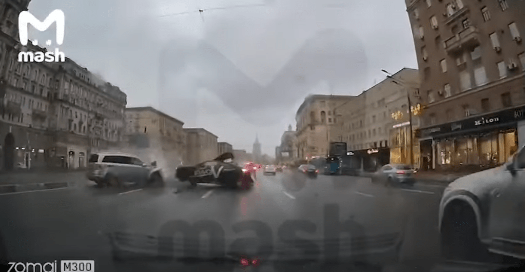Авария с участием Саида Губденского в Москве. 20 ноября 2021 года. Стоп-кадр видео https://www.youtube.com/watch?v=L7WrdPJZRXI Авария с участием Саида Губденского в Москве. 20 ноября 2021 года. Стоп-кадр видео https://www.youtube.com/watch?v=L7WrdPJZRXI