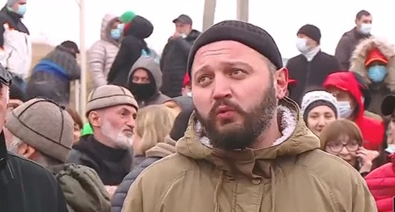 Жители села Шкмери в Грузии выступают против добычи марганца. Кадр видео https://rustavi2.ge/ka/news/215296 Жители села Шкмери в Грузии выступают против добычи марганца. Кадр видео https://rustavi2.ge/ka/news/215296