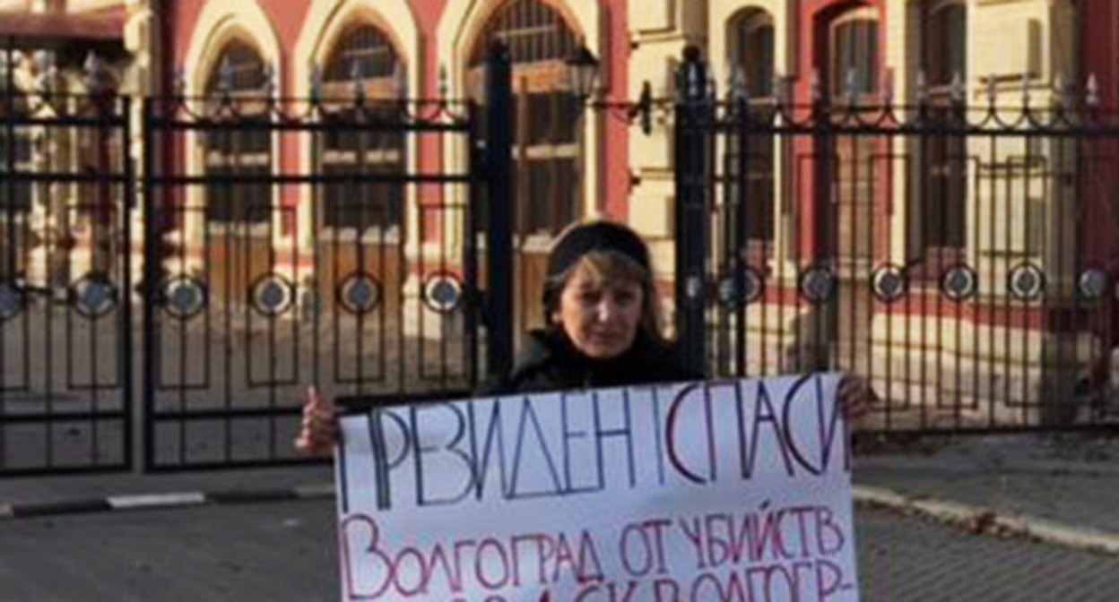 Роза Разумова в одиночном пикете. Фото Ольги Черкасовой для "Кавказского узла" Роза Разумова в одиночном пикете. Фото Ольги Черкасовой для "Кавказского узла"