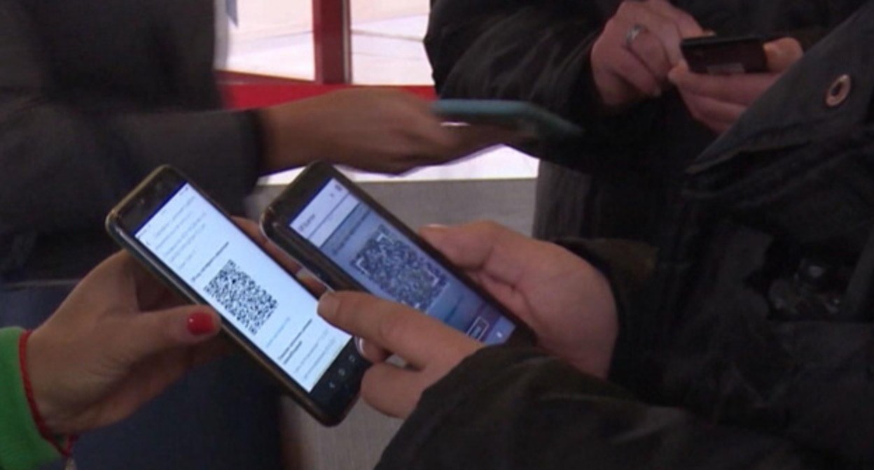 проверка QR-кодов, стопкадр видео https://www.ntv.ru/novosti/2636681/ проверка QR-кодов, стопкадр видео https://www.ntv.ru/novosti/2636681/