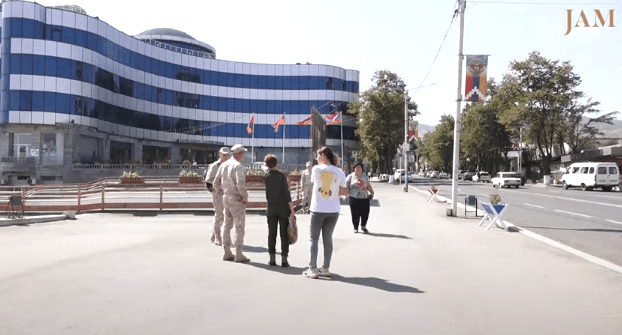 Степанакерт. Стопкадр из видео на Youtube-канале «JAMnews на русском» https://www.youtube.com/watch?v=fv3JlF2h1jg Степанакерт. Стопкадр из видео на Youtube-канале «JAMnews на русском» https://www.youtube.com/watch?v=fv3JlF2h1jg
