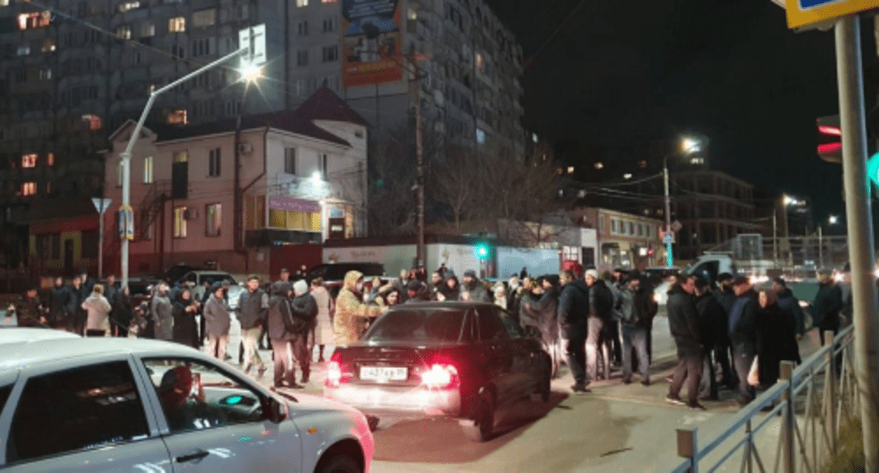 Жители Махачкалы вышли на акцию протеста, заблокировав движение на улице Амет-Хана Султана. Махачкала, 2 декабря 2021 г. Скриншот записи https://t.me/DagestanRD/10140
