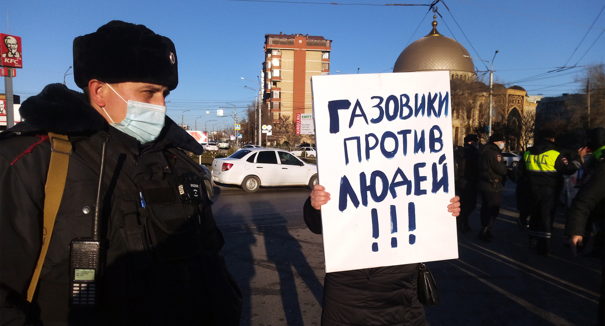 Жильцы двух домов в Махачкале потребовали вернуть газоснабжение На акции протеста. 3 декабря 2021г. Фото Расула Магомедова для "Кавказского узла"
Жильцы двух домов в Махачкале потребовали вернуть газоснабжение На акции протеста. 3 декабря 2021г. Фото Расула Магомедова для "Кавказского узла"