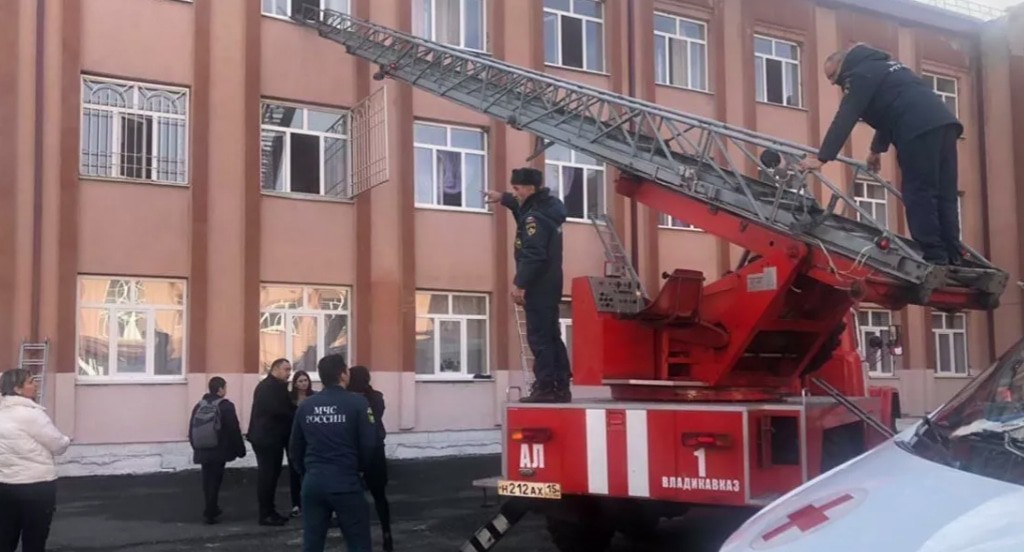 Сотрудники ГУ МЧС Северной Осетии на месте происшествия. Фото пресс-службы ГУ МЧС Северной Осетии. Сотрудники ГУ МЧС Северной Осетии на месте происшествия. Фото пресс-службы ГУ МЧС Северной Осетии.