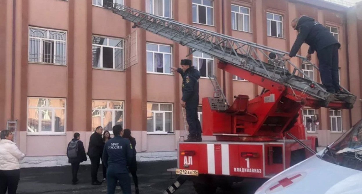 Сотрудники ГУ МЧС Северной Осетии на месте происшествия. Фото пресс-службы ГУ МЧС Северной Осетии. Сотрудники ГУ МЧС Северной Осетии на месте происшествия. Фото пресс-службы ГУ МЧС Северной Осетии.
