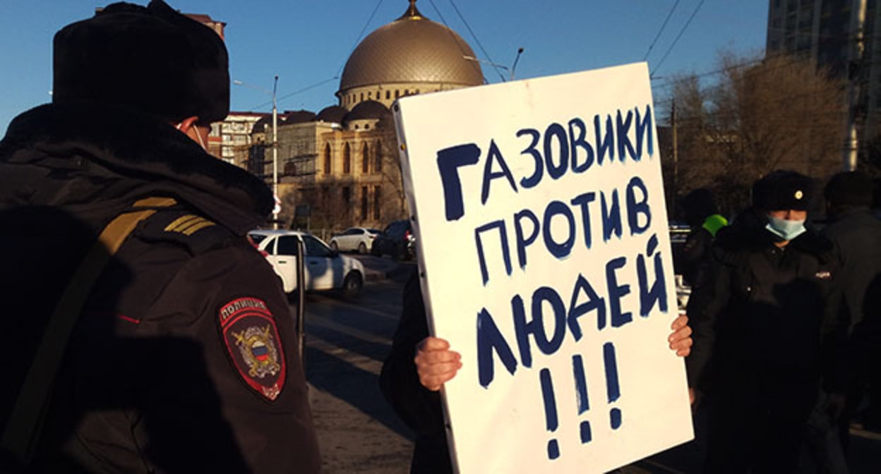 Жильцы двух домов в Махачкале потребовали вернуть газоснабжение на акции протеста. 3 декабря 2021 г. Фото Расула Магомедова для "Кавказского узла" Жильцы двух домов в Махачкале потребовали вернуть газоснабжение на акции протеста. 3 декабря 2021 г. Фото Расула Магомедова для "Кавказского узла"