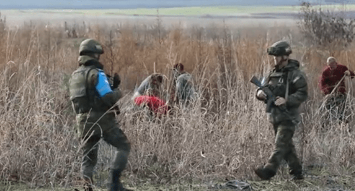 Военные обеспечивают безопасность работ виноградарей. Фото пресс-службы Минобороны России. https://mil.ru/russian_peacekeeping_forces/news/more.htm?id=12397092@egNews Военные обеспечивают безопасность работ виноградарей. Фото пресс-службы Минобороны России. https://mil.ru/russian_peacekeeping_forces/news/more.htm?id=12397092@egNews