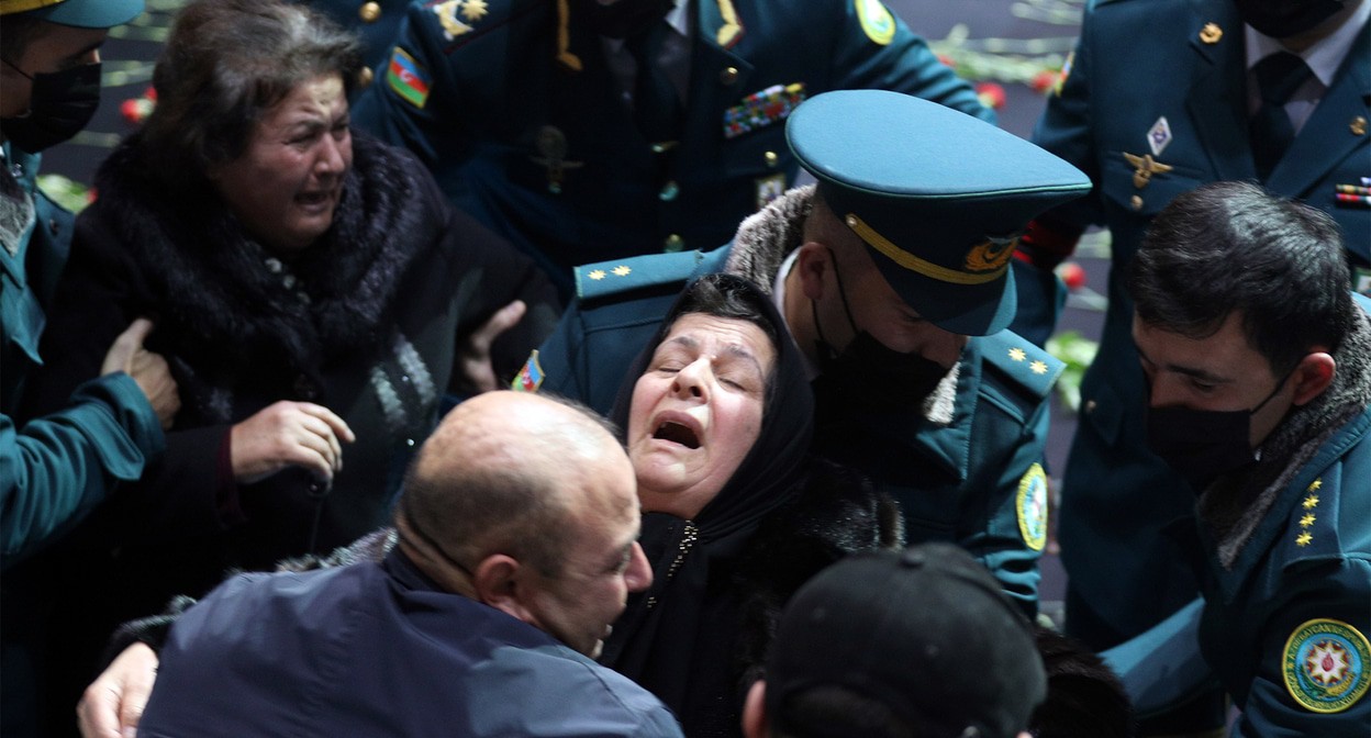 Родственники погибших офицеров на похоронах. Фото Азиза Каримова для "Кавказского узла" Родственники погибших офицеров на похоронах. Фото Азиза Каримова для "Кавказского узла"