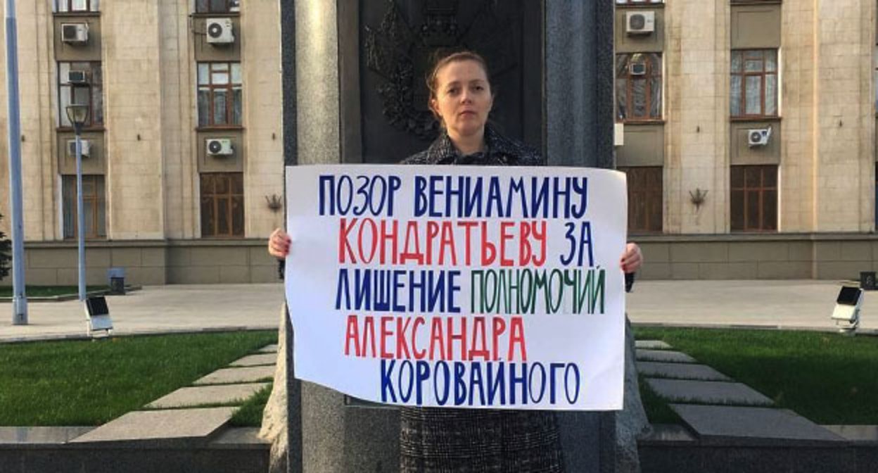 Яна Антонова провела одиночный пикет в поддержку независимого депутата Коровайного. Краснодар, 6 декабря 2021 года. Фото Валерии Феденевой для "Кавказского узла" Яна Антонова провела одиночный пикет в поддержку независимого депутата Коровайного. Краснодар, 6 декабря 2021 года. Фото Валерии Феденевой для "Кавказского узла"