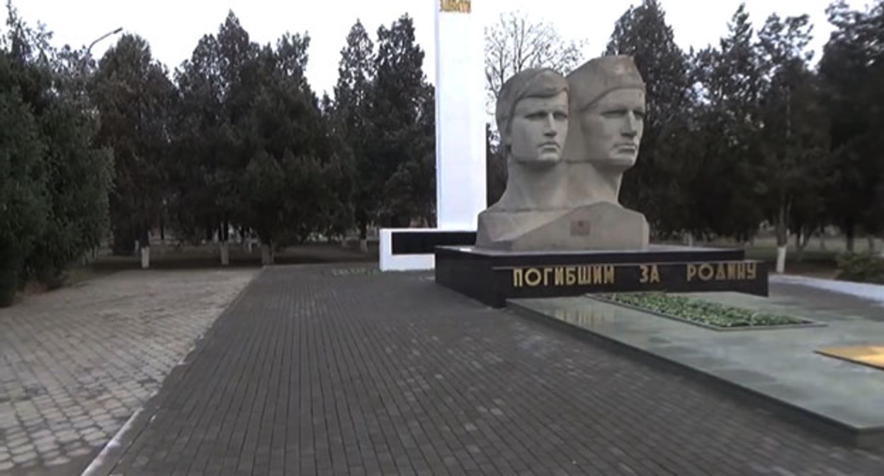 Памятник погибшим в Великой Отечественной войне после реставрации. Скриншот видео https://www.youtube.com/watch?v=SSq_so6nKnE Памятник погибшим в Великой Отечественной войне после реставрации. Скриншот видео https://www.youtube.com/watch?v=SSq_so6nKnE