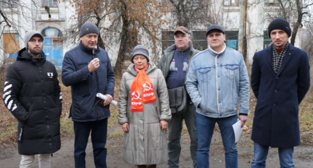 Активисты в Шахтах, стоп-кадр видео "Кавказского узла" https://www.youtube.com/watch?v=_9MxSvfP5ok&t=2s Активисты в Шахтах, стоп-кадр видео "Кавказского узла" https://www.youtube.com/watch?v=_9MxSvfP5ok&t=2s