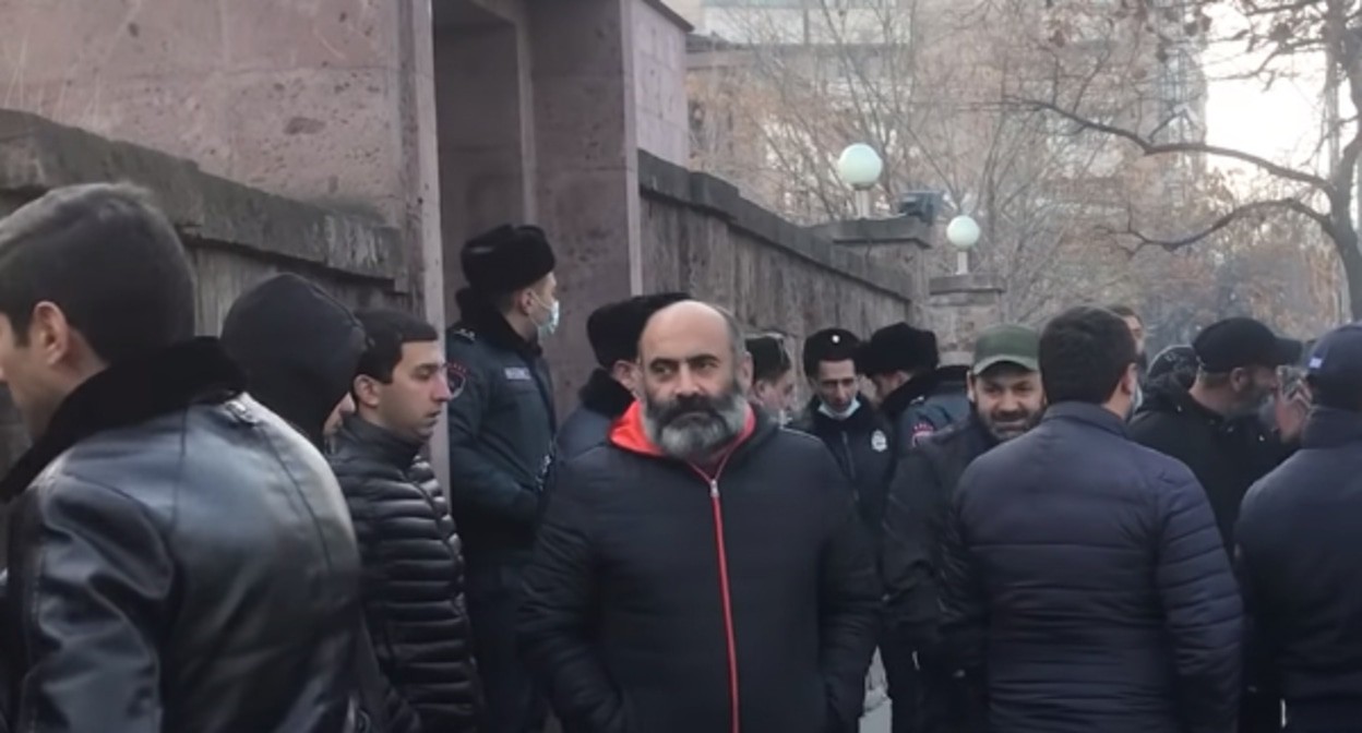 Родственники пленных солдат у парламента Армении. Кадр видео NEWS AM https://www.youtube.com/watch?v=JnS6xD3UkMs&t=8s Родственники пленных солдат у парламента Армении. Кадр видео NEWS AM https://www.youtube.com/watch?v=JnS6xD3UkMs&t=8s