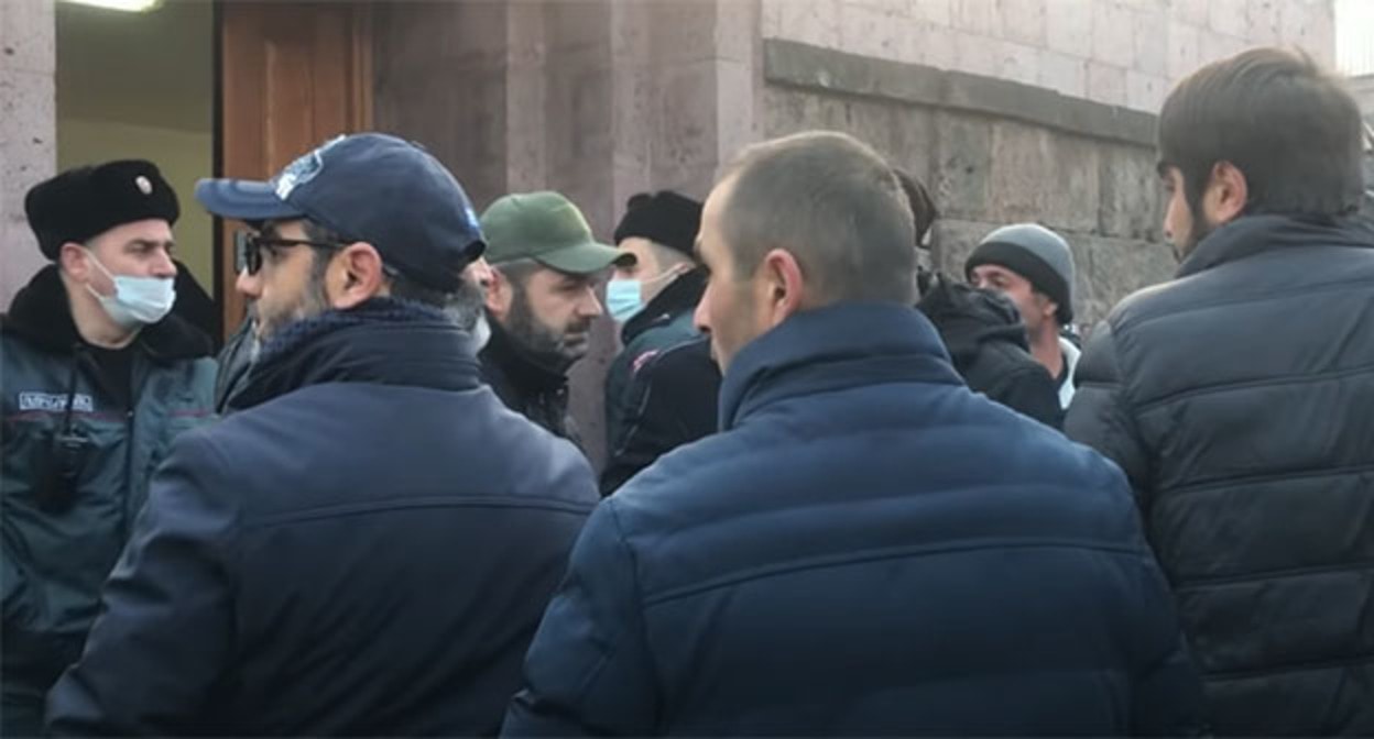 Родственники пленных солдат возле парламента Армении. Ереван, 8 декабря 2021 года. Скриншот видео NEWS AM https://www.youtube.com/watch?v=JnS6xD3UkMs&t=8s Родственники пленных солдат возле парламента Армении. Ереван, 8 декабря 2021 года. Скриншот видео NEWS AM https://www.youtube.com/watch?v=JnS6xD3UkMs&t=8s