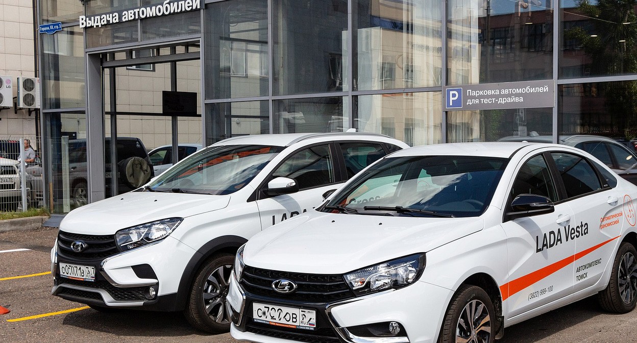 Новые автомобили. Фото 
Ilya Plekhanov -  https://ru.wikipedia.org/wiki/Lada