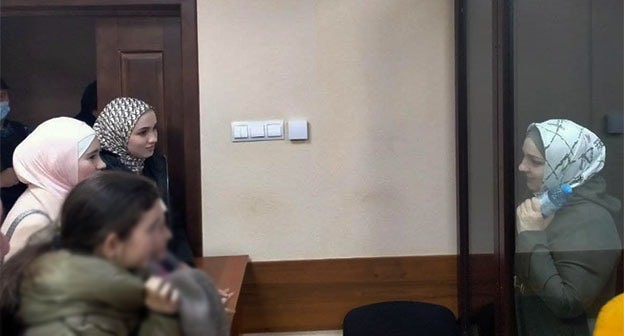 Зарифа Саутиева (справа) в зале суда. Фото Алены Садовской для "Кавказского узла" Зарифа Саутиева (справа) в зале суда. Фото Алены Садовской для "Кавказского узла"