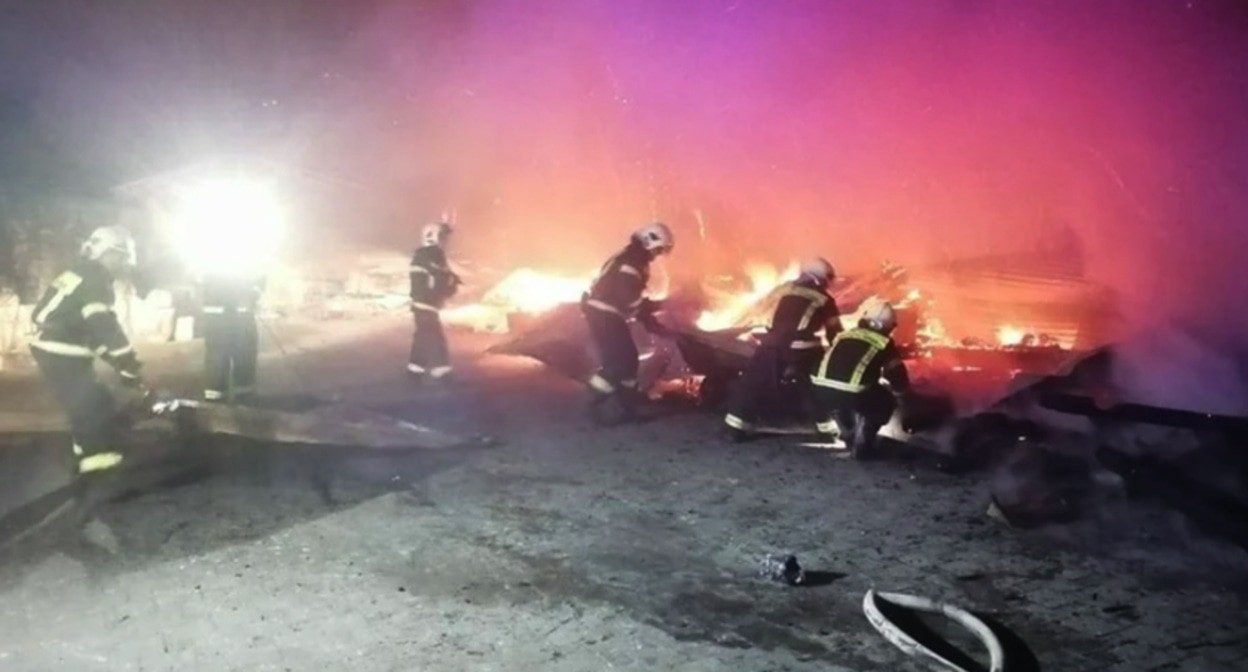 В тушении пожара принимали участие 28 огнеборцев. Фото: пресс-служба ГУ МЧС по Краснодарскому краю

