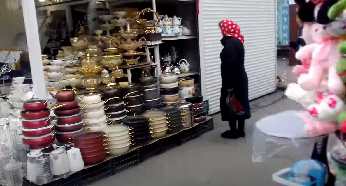 Торговая точка на рынке "Беркат". Кадр видео
ЖЕНЩИНА С ПРЕТЕНЗИЕЙ https://www.youtube.com/watch?v=zuixOP9FT08&t=2s Торговая точка на рынке "Беркат". Кадр видео
ЖЕНЩИНА С ПРЕТЕНЗИЕЙ https://www.youtube.com/watch?v=zuixOP9FT08&t=2s