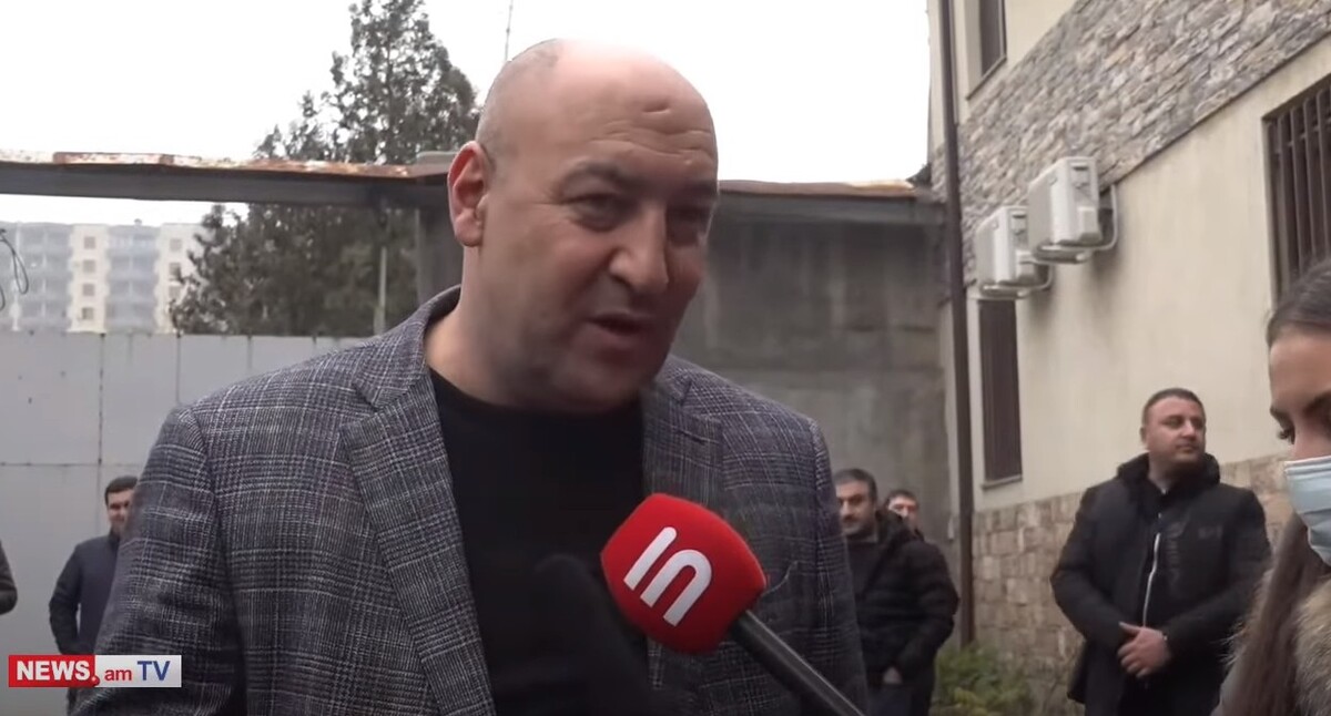 Манвел Парамазян дает интервью после освобождения под залог, 18 декабря 2021 года. Стопкадр из видео на Youtube-канале «NEWS AM» https://www.youtube.com/watch?v=11xicJotZrM Манвел Парамазян дает интервью после освобождения под залог, 18 декабря 2021 года. Стопкадр из видео на Youtube-канале «NEWS AM» https://www.youtube.com/watch?v=11xicJotZrM
