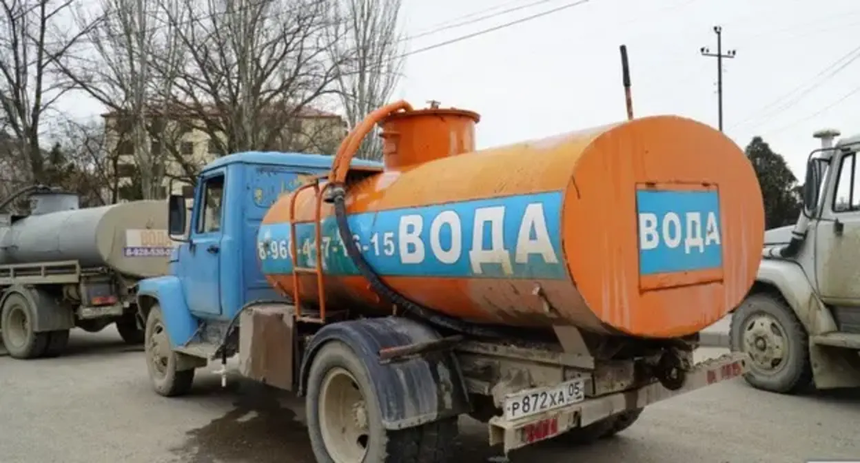 Цистерна с водой в Избербаше. Фото пресс-служба администрации Избербаша Цистерна с водой в Избербаше. Фото пресс-служба администрации Избербаша